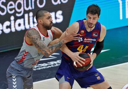 Tomic, defendido por Lima, en el Barça-Burgos.