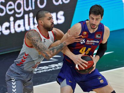 Tomic, defendido por Lima, en el Barça-Burgos.