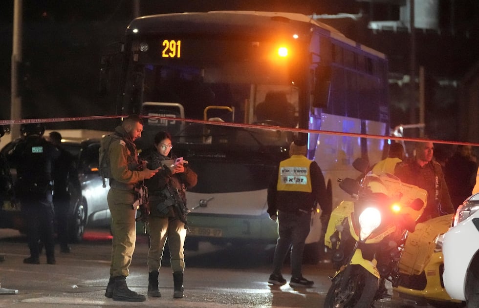 Las fuerzas de seguridad israelí en el lugar del ataque, este jueves.