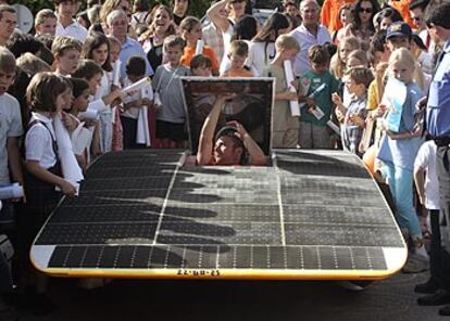 El <i>Nuna 2,</i> durante su exhibición ante escolares madrileños.