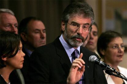 El presidente del Sinn Fein, Gerry Adams, habla ante la prensa en Dublín tras el anuncio del IRA.