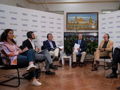 Sandra Heredia, la primera por la izquierda, en el debate entre los candidatos a la alcaldía de Sevilla organizado por la cadena Ser y El País, el pasado 22 de mayo.