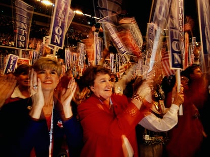 Simpatizantes del expresidente Bill Clinton aplauden en la Convención Nacional Demócrata de 1996, en Chicago.