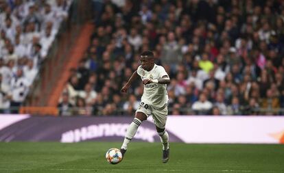 Vinicius carrega a bola no clássico contra o Barcelona.