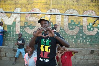 Isaac Muasa ‘Kaka’ posa en la cancha de fútbol Slum Soccer. Kaka acampó junto a sus compañeros del centro de juventud para no permitir que construyeran en el terreno tras quemarse unas viviendas.