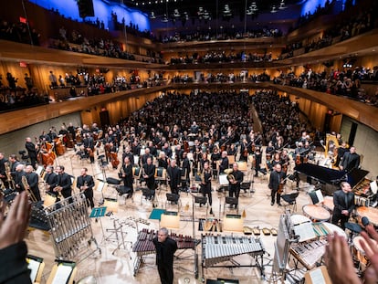 La Filarmónica de Nueva York en su concierto del miércoles, tras la remodelación del David Geffen Hall, con el nuevo auditorio al fondo.