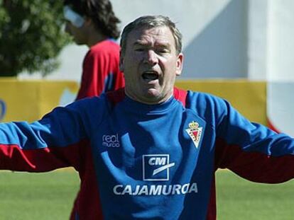 Javier Clemente, durante un entrenamiento con el Murcia.