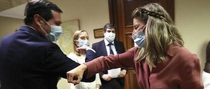 La ministra de Trabajo, Yolanda Díaz, saluda al presidente de la patronal CEOE, Antonio Garamendi, en el Congreso de los Diputados.