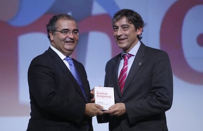 Àngel Ron, presidente del Banco Popular entregando el premio a Carlos Buesa de Orizon Genomics.