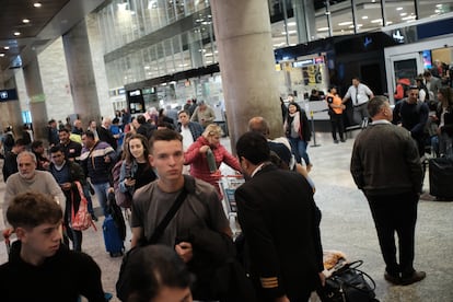 Miles de pasajeros llegan todos los días al Aeroparque de la ciudad de Buenos Aires, el lugar recibe vuelos de toda Argentina y vuelos internacionales de los países cercanos y limítrofes. En la imagen, decenas de personas caminan por uno de los pasillos del aeródromo.