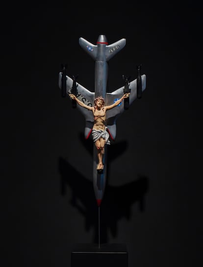 La crucifixión es uno de los temas recurrentes en el Museo del Arte Prohibido. En la fotografía, 'La civilización occidental y cristiana' (1965), del argentino León Ferrari.