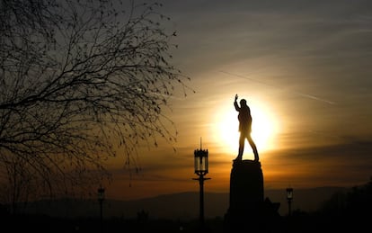 En la imagen, el sol se pone tras la estatua de Edward Carson, en Stormont, Belfast. Carson fue líder del Partido Unionista del Ulster entre 1910 y 1920.