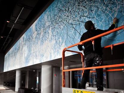 José Parlá, encaramado al andamio sobre el que pintó el mural del Barclays Center.