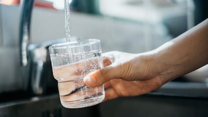 Es necesario garantizar un consumo diario de agua de 2 a 2,5 litros diarios en la población adulta sana.