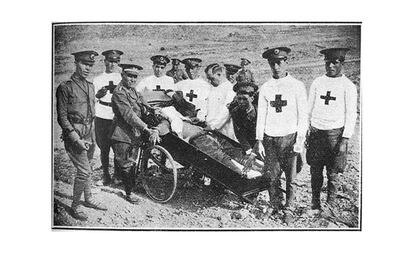 Voluntarios de la Cruz Roja hacen prácticas de vendajas en San Antonio Abad (Ibiza) en 1932.