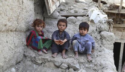 Niños desplazados por las operaciones militares contra el Estado Islámico en Achin (Afganistán), regresan con sus familiares a sus hogares destruidos.