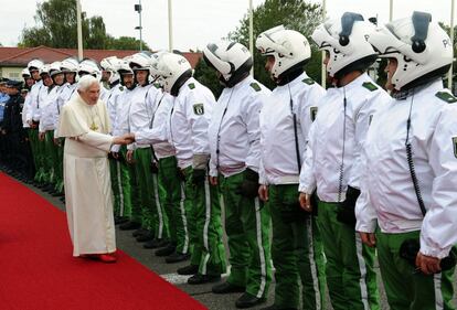 Benedicto XVI saluda a agentes de policías poco después de su llegada a Erfrut.