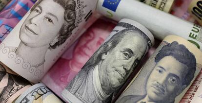 Notas de dólares, libras esterlinas, ienes e yuans.