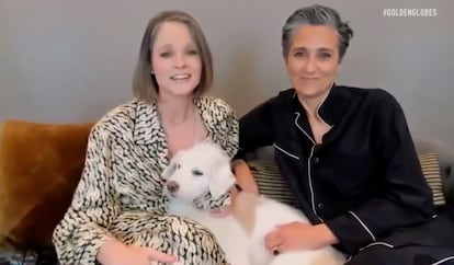 Jodie Foster, juntamente com sua esposa, Alexandra Hedison, recebe seu quarto Globo de Ouro como melhor atriz coadjuvante por 'The Mauritanian'