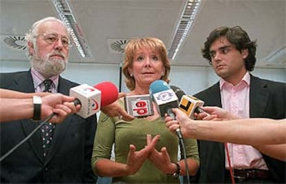 Esperanza Aguirre, flanqueada por Luis Eduardo Cortés y Juan José Güemes, en la Asamblea de Madrid.