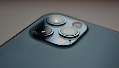 Cámara trasera de un iPhone de Apple