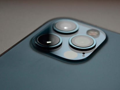 Cámara trasera de un iPhone de Apple