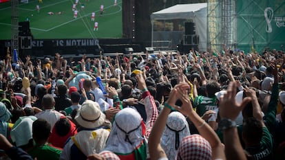 Cientos de aficionados ven un partido de la selección mexicana en una pantalla gigante en Ciudad de México, el 22 de noviembre de 2022.