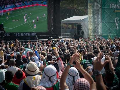 Cientos de aficionados ven un partido de la selección mexicana en una pantalla gigante en Ciudad de México, el 22 de noviembre de 2022.