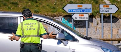 Miembros de la Guardia Civil realizan controles a los conductores en la carretera que da acceso a Navacerrada y Cotos, en Madrid.