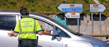 Miembros de la Guardia Civil realizan controles a los conductores en la carretera que da acceso a Navacerrada y Cotos, en Madrid. 