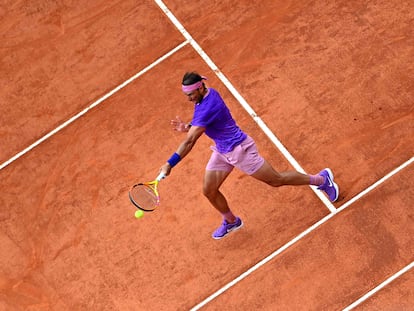 Nadal golpea la bola durante el partido contra Zverev en Roma.