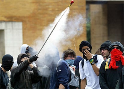 Un grupo de manifestantes lanzan un cohete contra el Ministerio de Defensa en Roma.