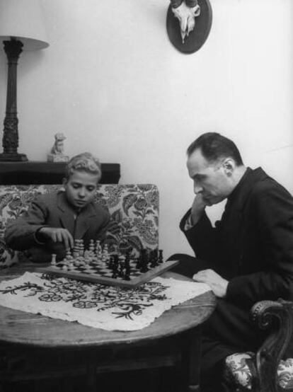 Don Juan Carlos, jugando al ajedrez en enero de 1949.