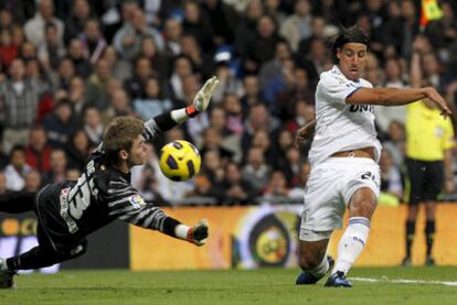 Khedira, en un remate ante De Gea durante el derbi Madrid-Atlético del domingo pasado.