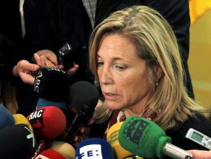 Joana Ortega, atiende a los medios de comunicación tras anunciar el gobierno catalán que rebajará el salario de los funcionarios un 3% anual.