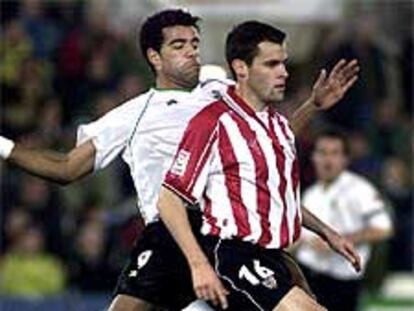 Pablo Orbaiz, del Athletic de Bilbao, abandonó el campo lesionado.
