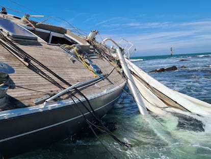 'La perla negra' catalana, naufragada en el arrecife de Chipiona.