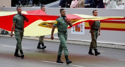 Militares portando la bandera durante el desfile del 12 de octubre.