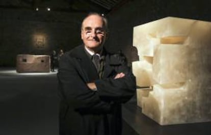 El hijo de Eduardo Chillida y comisario de la muestra, Ignacio Chillida, durante la inauguración hoy de la exposición "El viento que no vemos", en la que ocho esculturas de su padre se funden con la tierra e invitan al visitante a conversar con las piezas en las bodegas de CVNE.