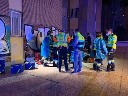 Los equipos de Emergencias atienden a dos hombres que supuestamente habían entrado a robar y han caído de un quinto piso.