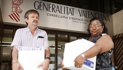 Miembros de la FAPA de Alicante ante la consejería