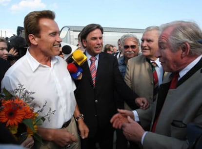 Schwarzenegger es recibido por el jefe del Gobierno del Estado federado de Estiria, Franz Voves