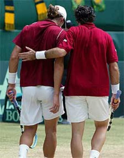 Feliciano López y Álex Corretja charlan en un momento del partido.