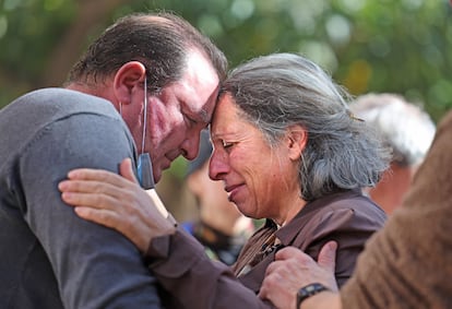 Rogelio Heredia con su hermana, Rosa María, este miércoles en una plaza de Massanassa, tras reencontrarse 30 días después.