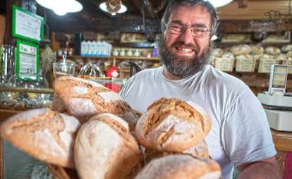 El Horno de Lozoya, en el pueblo homónimo, es motivo doble de alegría: para el cliente (todos los ingredientes son ecológicos) y para su equipo (en la foto, Amador), que logra poner en valor el producto local.