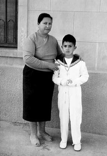 Pedro Almodóvar con su madre, Francisca Caballero.