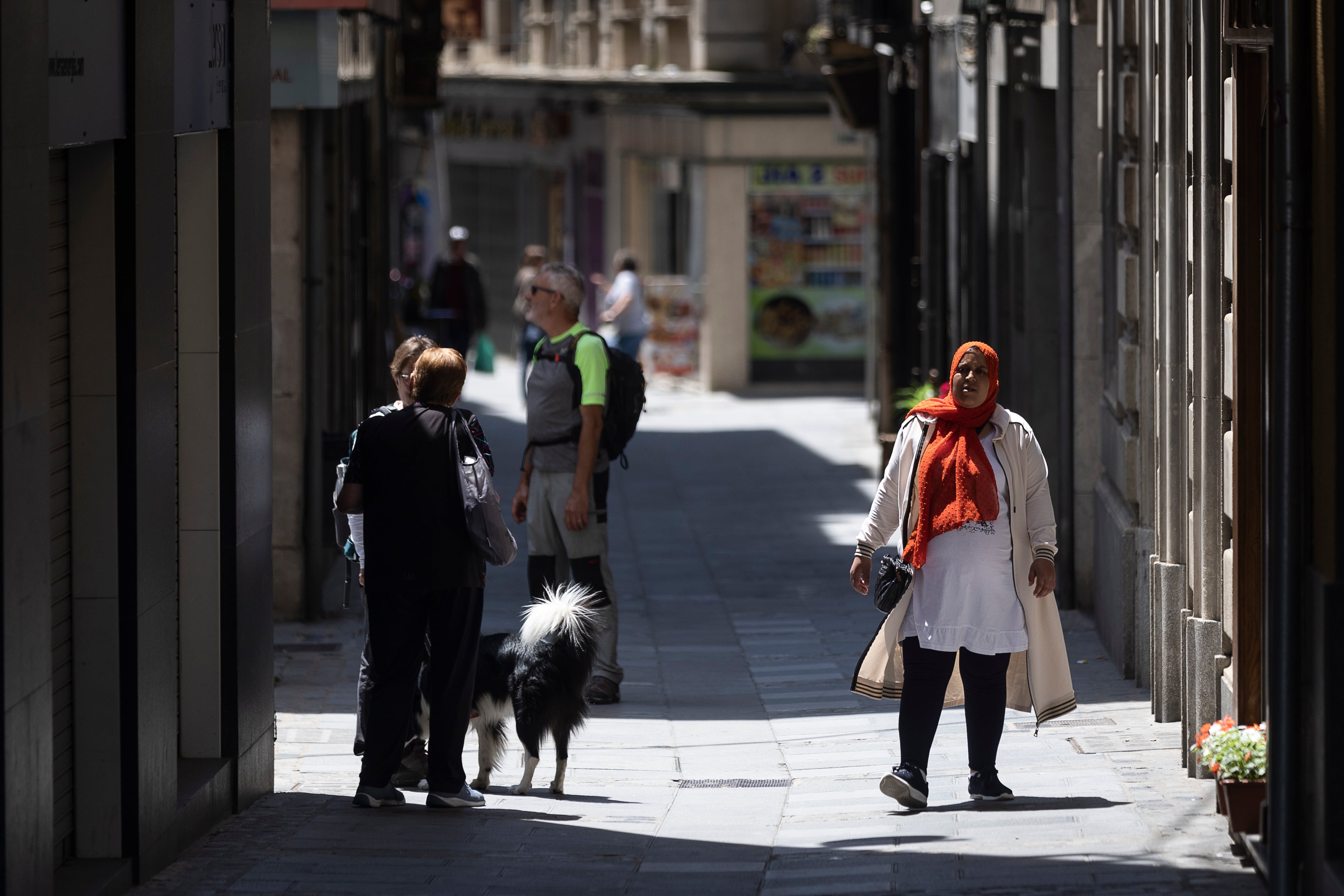 Una mujer musulmana camina por el centro de Ripoll, en 2023.