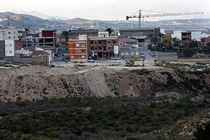 Viviendas y edificios en construcción en San Miguel de Salinas.