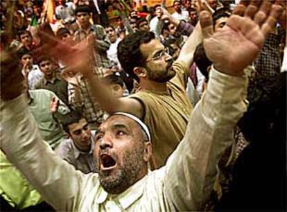 Un grupo de iraníes celebra en Teherán la fiesta islámica que recuerda el nacimiento de Mahoma.