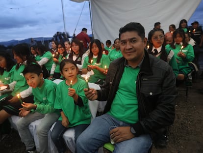 Alumnos y familiares del Telebachillerato comunitario No. 62 en la comunidad de San José Monte Chiquito, en Santiago Miahuatlán, Puebla.